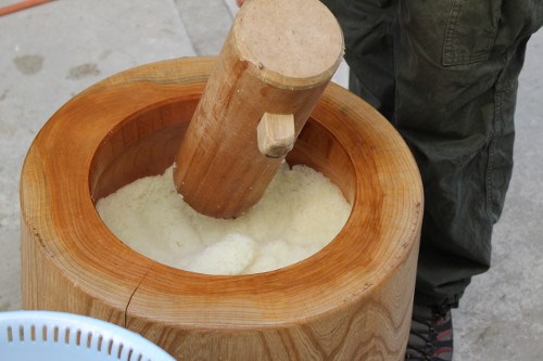 Gạo nếp để làm bánh là loại gạo nếp thơm, hạt to, trắng đục và không bị gãy. Bột gạo nếp được trộn với trứng gà, men rượu, và gừng tươi rồi đem giã quyện