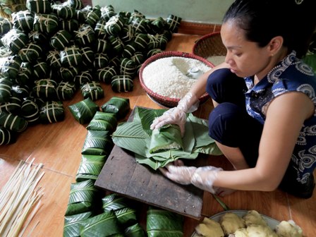 Chị Hà Thị Hiền người làng Tranh Khúc trong 1 giờ có thể gói 170 chiếc bánh