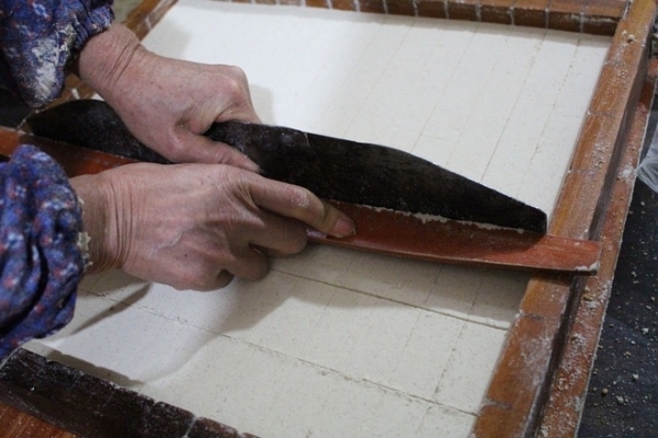 Khuôn bánh hoàn chỉnh được cắt thành từng hình chữ nhật to nhỏ
