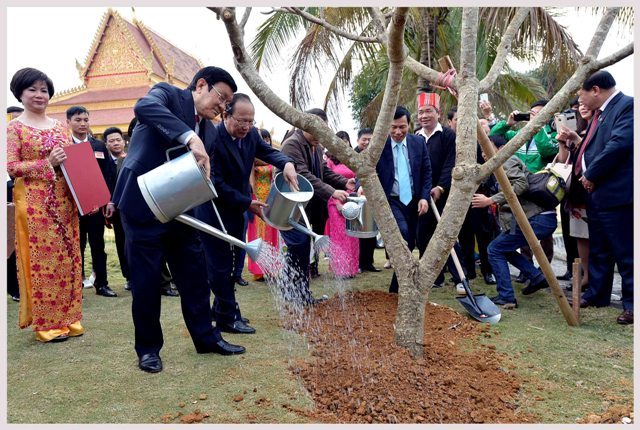 Chủ tịch nước Trương Tấn Sang và các đại biểu trồng cây lưu niệm tại không gian chùa Khmer…