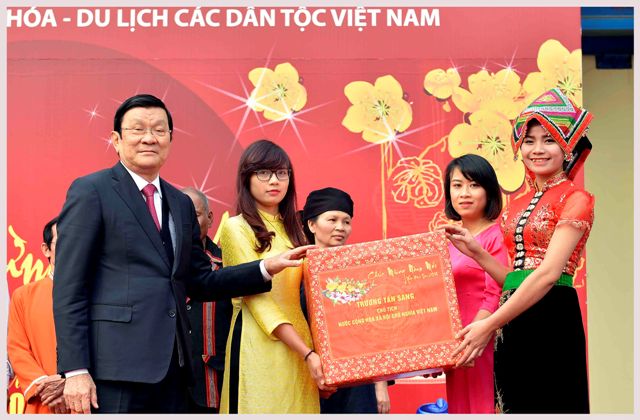 Chủ tịch nước Trương Tấn Sang tặng quà đồng bào các dân tộc
