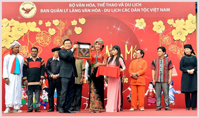 Đồng bào các dân tộc tặng quà Chủ tịch nước Trương Tấn Sang