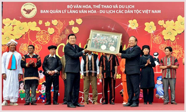 Đồng chí Hoàng Tuấn Anh, Bộ trưởng Bộ Văn hóa, Thể thao và Du lịch, đại diện Bộ VHTTDL tặng quà Chủ tịch nước Trương Tấn Sang