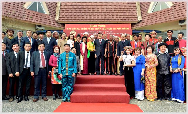 Chủ tịch nước Trương Tấn Sang chụp ảnh lưu niệm cùng các đại biểu và đại diện cộng đồng các dân tộc Việt Nam