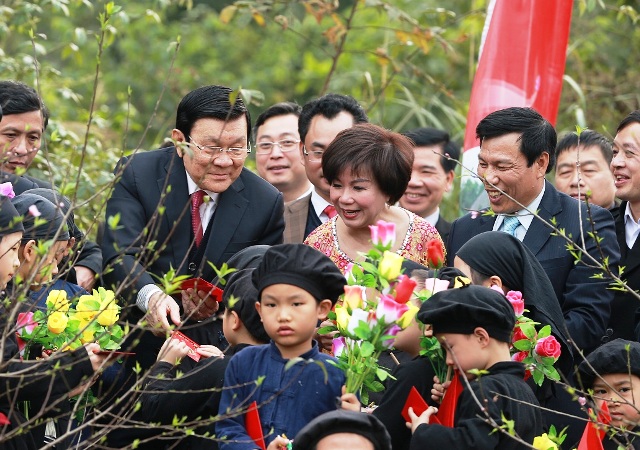 Chủ tịch nước Trương Tấn Sang mừng tuổi các cháu thiếu nhi dân tộc Tày
