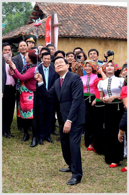 Chủ tịch nước Trương Tấn Sang tham gia ném còn trong Lễ hội Lồng Tồng
