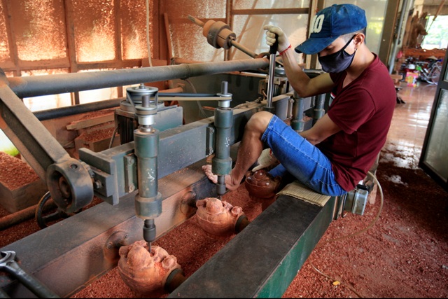 Hiện tại người làm nghề trong thôn đã đưa nhiều máy móc, thiết bị vào trong một vài công đoạn để sản xuất hàng gỗ mỹ nghệ