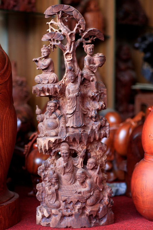 Những sản phẩm điêu khắc gỗ sinh động được tạo ra bởi bàn tay khéo léo của người dân Thiết Úng