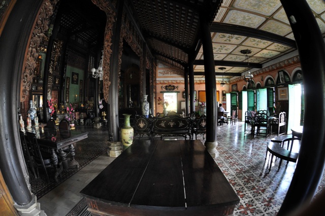 Nội thất bên trong căn nhà theo phong cách kiến trúc, bài trí đặc trưng của gia đình người Việt