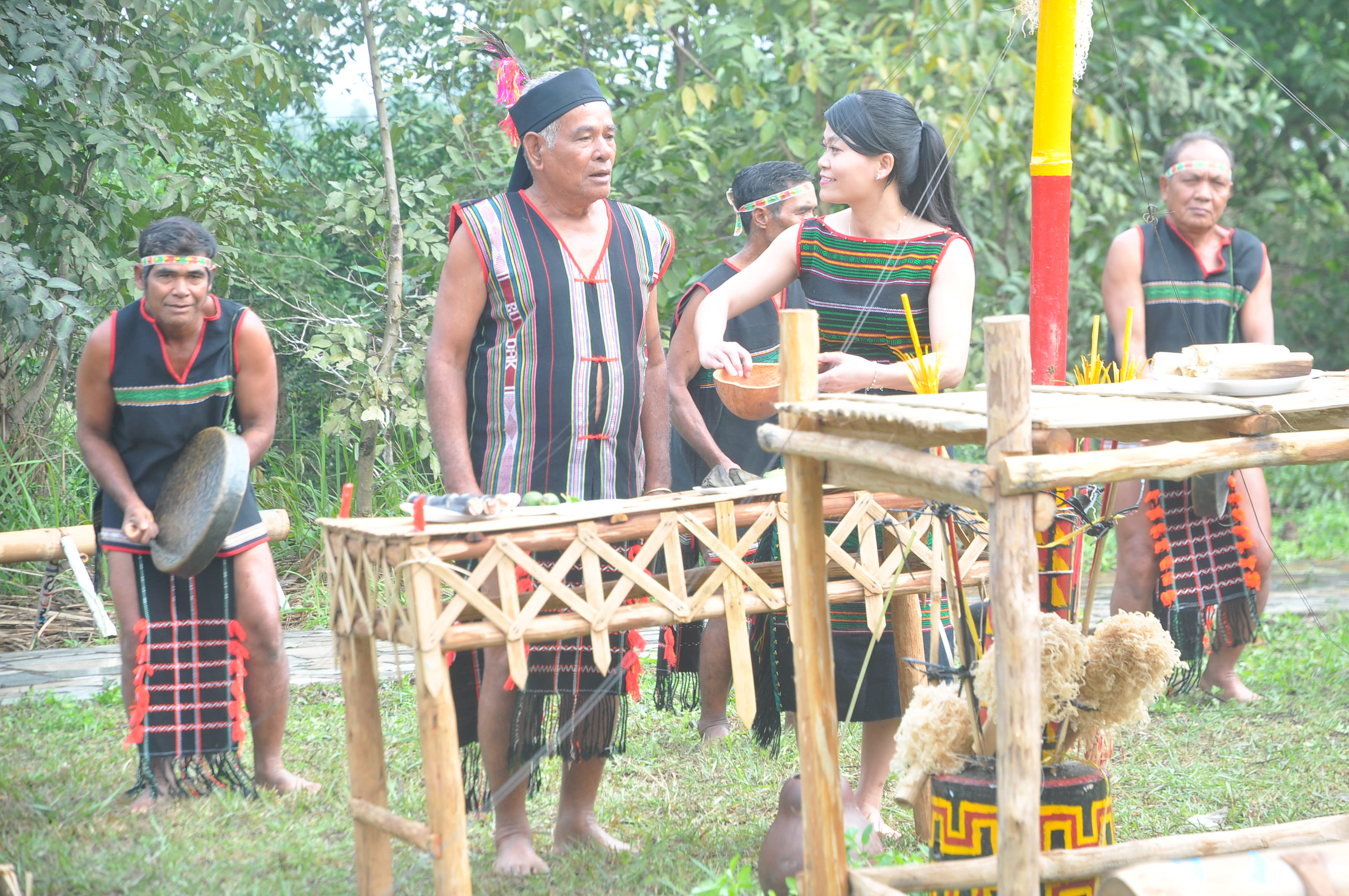 Già làng chuẩn bị lễ cúng trong tiếng chiêng rộn rã