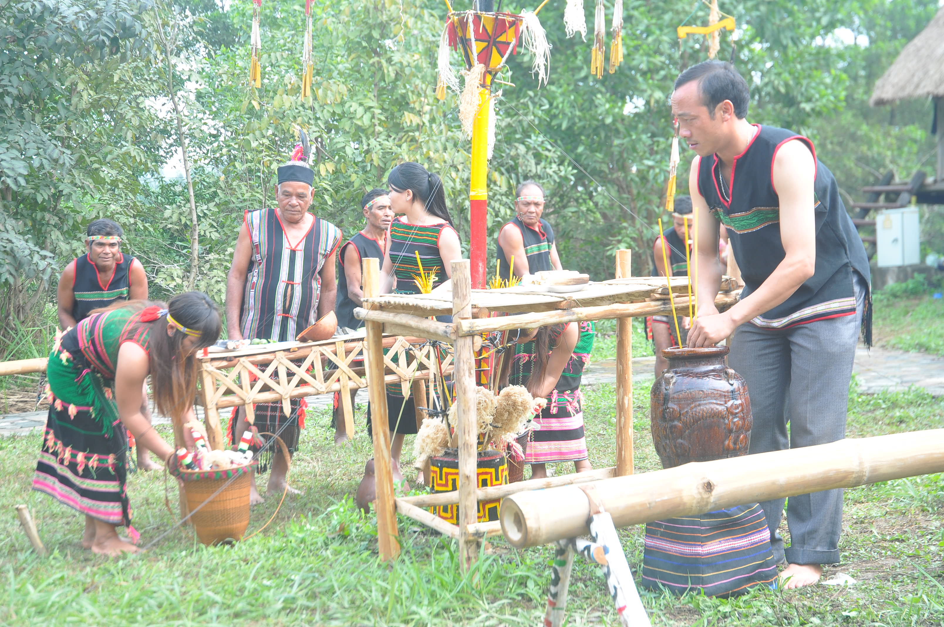 Dân làng nô nức chuẩn bị lễ vật cúng thần linh cùng già làng