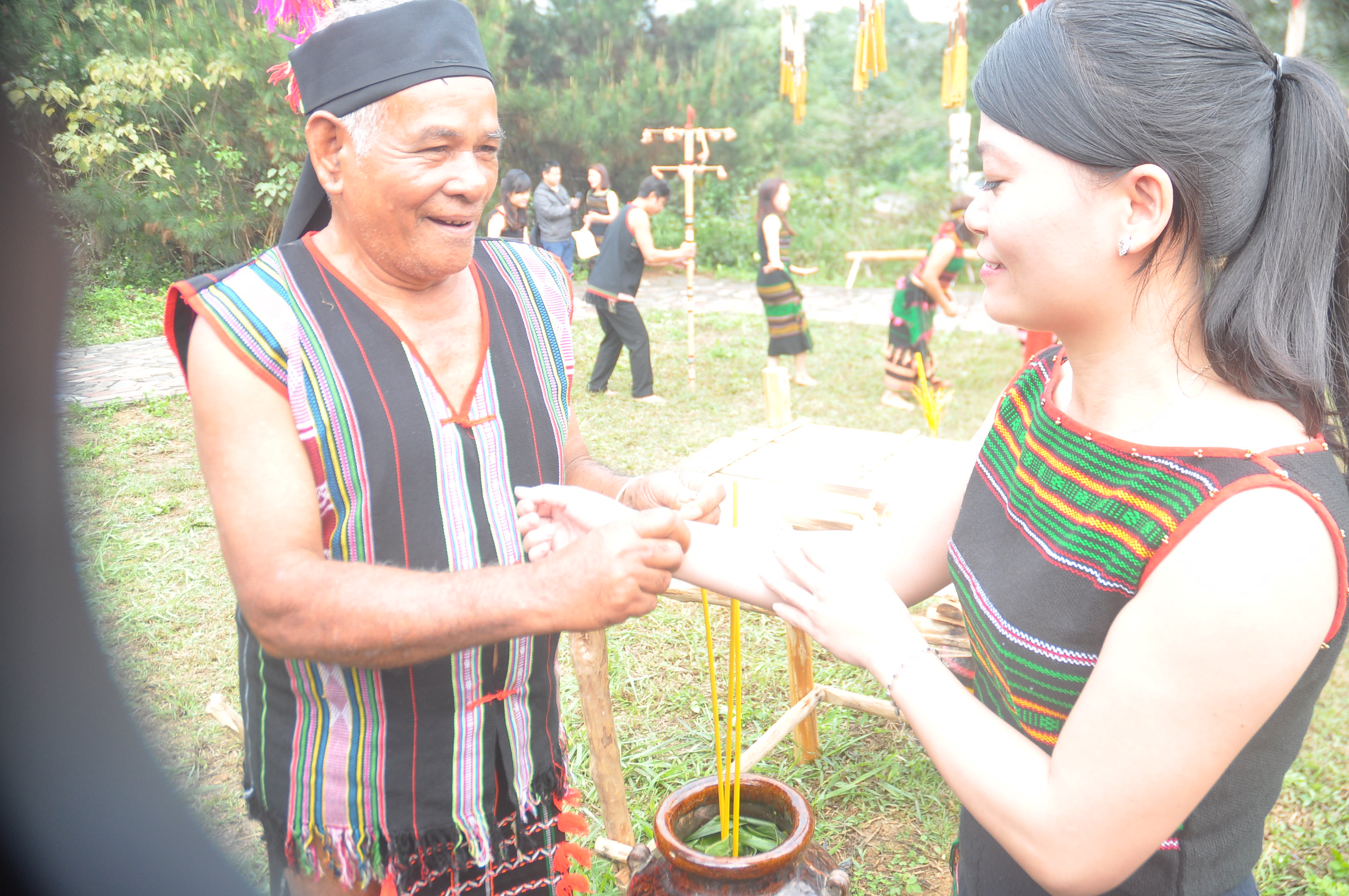 Già làng trao vòng tay cầu chúc sức khỏe cho dân làng