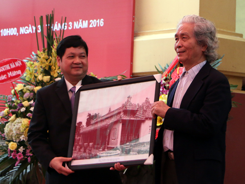Ông Nguyễn Văn Cường (trái) tiếp nhận hiện vật được hiến tặng