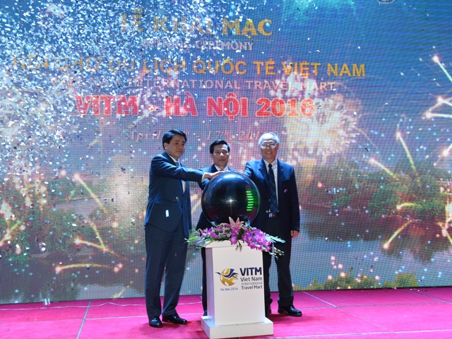 Bộ trưởng Bộ VH-TT&DL Nguyễn Ngọc Thiện (giữa), Chủ tịch UBND TP Hà Nội Nguyễn Đức Chung (bên trái) và ông Vũ Thế Bình, Phó Chủ tịch Hiệp hội Du lịch Việt Nam 