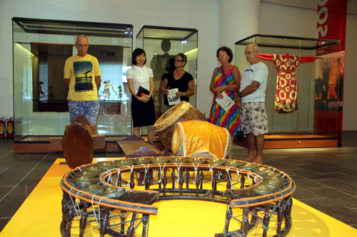 Khách tham quan khu trưng bày văn hoá Đông Nam Á tại Bảo tàng Dân tộc học