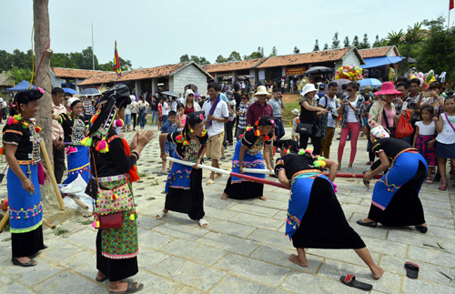 Nhiều trò chơi dân gian của đồng bào dân tộc thu hút đông đảo du khách