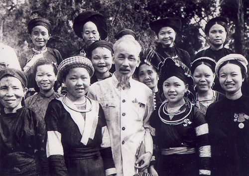 Chủ tịch Hồ Chí Minh với đại biểu phụ nữ các dân tộc ít người dự Đại hội Phụ nữ toàn quốc lần thứ 2 năm 1956
