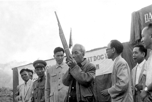Chủ tịch Hồ Chí Minh thổi khèn do nhân dân huyện Châu Yên tặng nhân dịp Người thăm tỉnh Lạng Sơn năm 1959