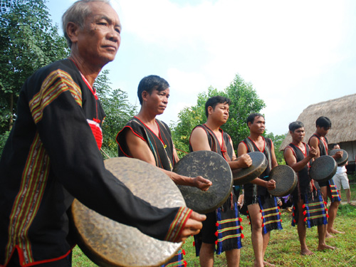 Những nghệ nhân, già làng, trưởng bản là người nắm giữ và trao truyền di sản văn hoá trực tiếp trong cộng đồng dân tộc