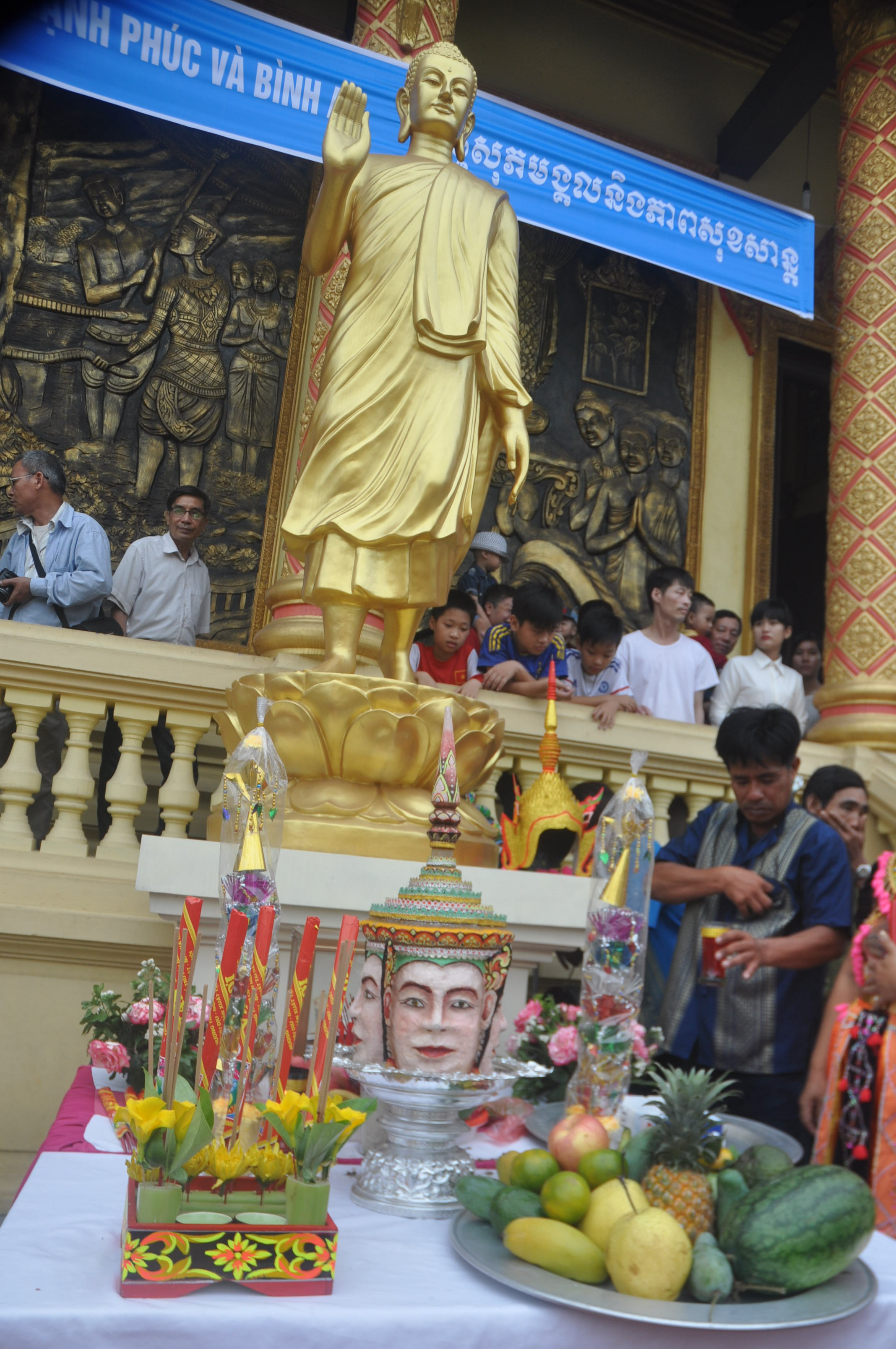 Bàn dâng lễ vật trong ngày tết Chôl Chnăm Thmây của người Khmer 