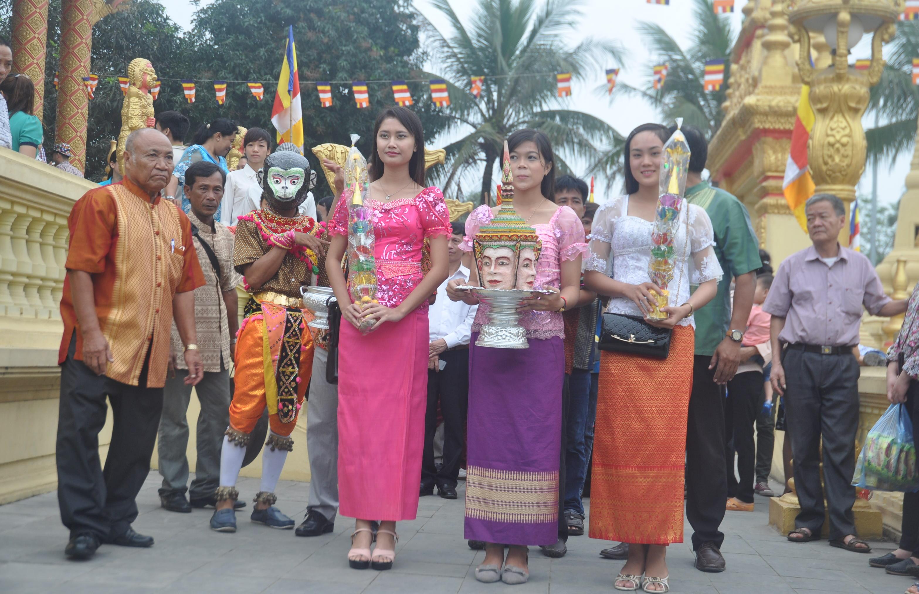 Vào giờ tốt đã chọn, mọi người mang theo lễ vật: nhang đèn, hoa quả đến chùa làm lễ rước đại lịch Moha Sangkran