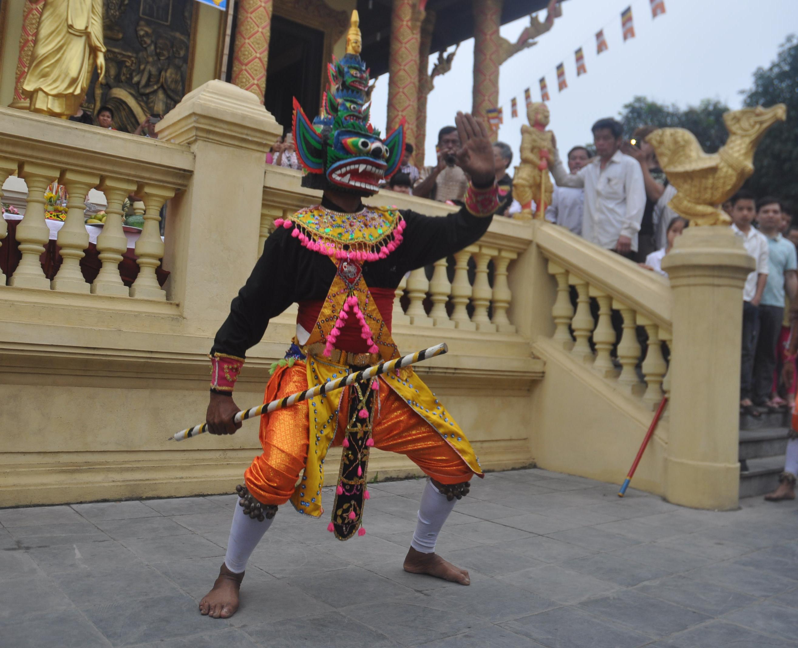 Sau phần lễ là không khí náo nhiệt và đầy sinh động đến từ những điệu múa mừng tết năm mới... của những nghệ nhân người Khmer