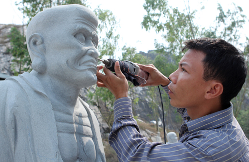 Nghệ nhân Nguyễn Văn Trường đang miệt mài hoàn thành tác phẩm điêu khắc của mình