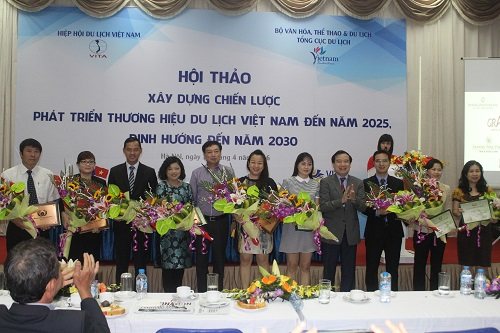 Phó Tổng cục trưởng Tổng cục Du lịch, Hà Văn Siêu trao giải cho 10 khách sạn đạt tiêu chuẩn Khách sạn xanh ASEAN
