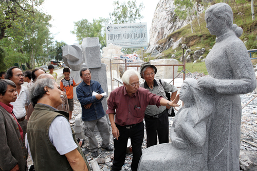 Hội nghệ thuật điêu khắc đến thăm các bức tượng tại trại điêu khắc Tình hữu nghị Việt - Lào