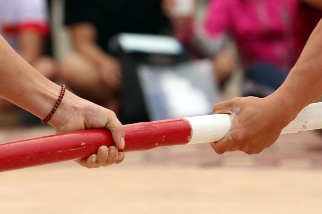 Để chơi đẩy gậy, người ta chỉ cần có một cây gậy thi đấu làm bằng tre hay gỗ tốt dài 2m, đường kính từ 4- 5cm và được sơn 2 màu đỏ, trắng ở hai đầu.