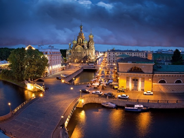 Bầu trời St Petersburg vẫn sáng như ban ngày.