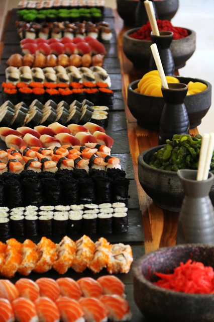 Quầy đồ Nhật với hơn 25 loại sashimi và sushi tươi ngon