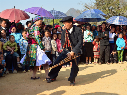 Trong hầu hết các nghi lễ của người Mông đều không thể thiếu tiếng Khèn