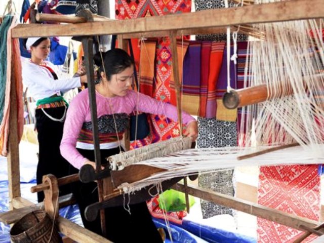 Đồng bào dân tộc Mường giới thiệu nghề dệt thổ cẩm tại Làng Văn hoá - Du lịch các dân tộc Việt Nam