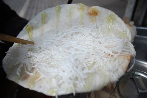 Bánh tráng được quết mạch nha, phủ lên bề mặt là một ít dừa nạo là đặc sản của vùng đất Quảng Ngãi