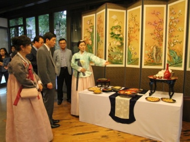 Nghệ nhân tranh dân gian Jung Seung Hui giới thiệu tranh tại triển lãm