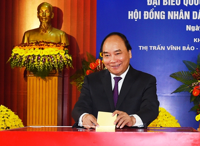 Thủ tướng Chính phủ Nguyễn Xuân Phúc bỏ phiếu bầu cử - Ảnh VGP/Quang Hiếu