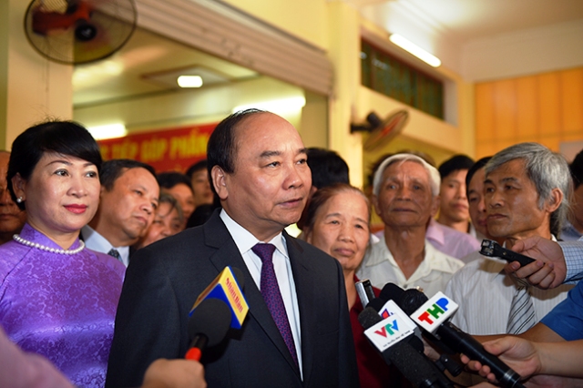 Thủ tướng Nguyên Xuân Phúc trao đổi với báo chí sau khi thực hiện quyền công dân-Ảnh VGP/Quang Hiếu