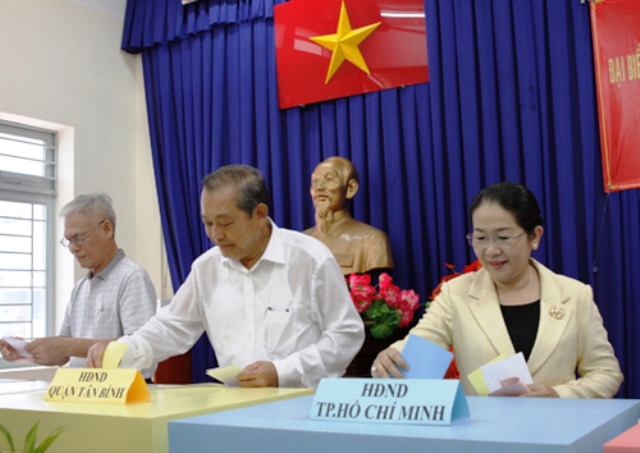 Phó Thủ tướng Trương Hòa Bình bỏ phiếu tại TPHCM - Ảnh: VGP/Mạnh Hùng