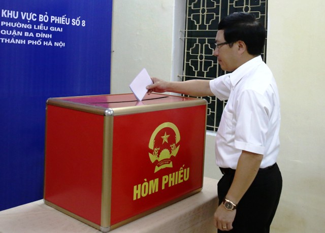 Phó Thủ tướng Phạm Bình Minh thực hiện quyền công dân - Ảnh: VGP/Hải Minh