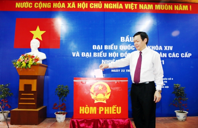 Phó Thủ tướng Vương Đình Huệ thực hiện quyền công dân - Ảnh VGP/Thành Chung