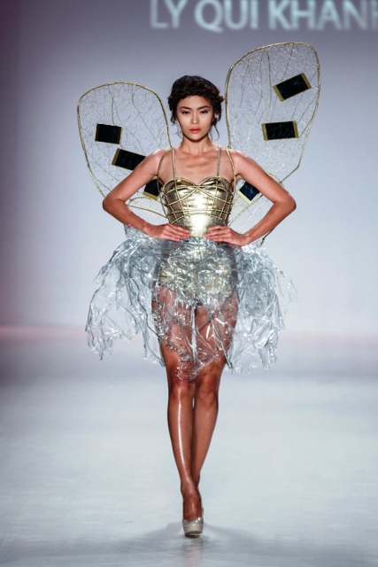 Quán quân Vietnam's Next Top Model 2013 Mâu Thủy mở màn show diễn 