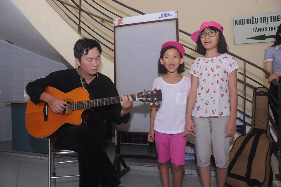 Hai bạn nhỏ Thái An và Trà My biểu diễn phục vụ người bệnh ngay tại khu vực phòng bệnh