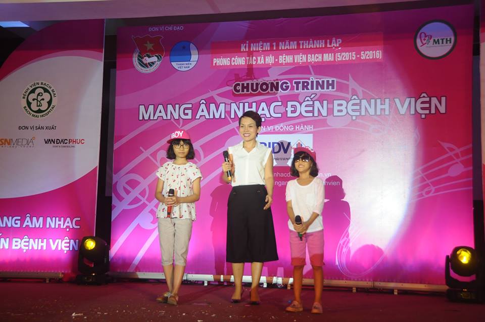 Ca sĩ Thái Thùy Linh và hai cô con gái Thái An, Trà My
