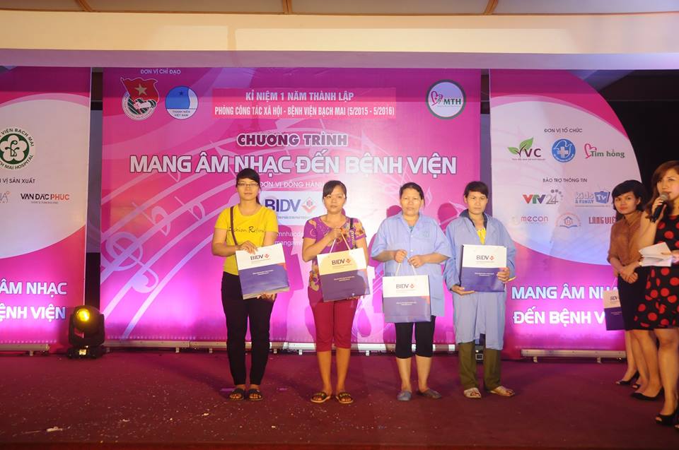 Bên cạnh đó, ngân hàng TMCP Đầu tư và Phát triển Việt Nam BIDV cũng gửi tặng những phần quà còn lại trong tổng số 10 suất quà như thường lệ 