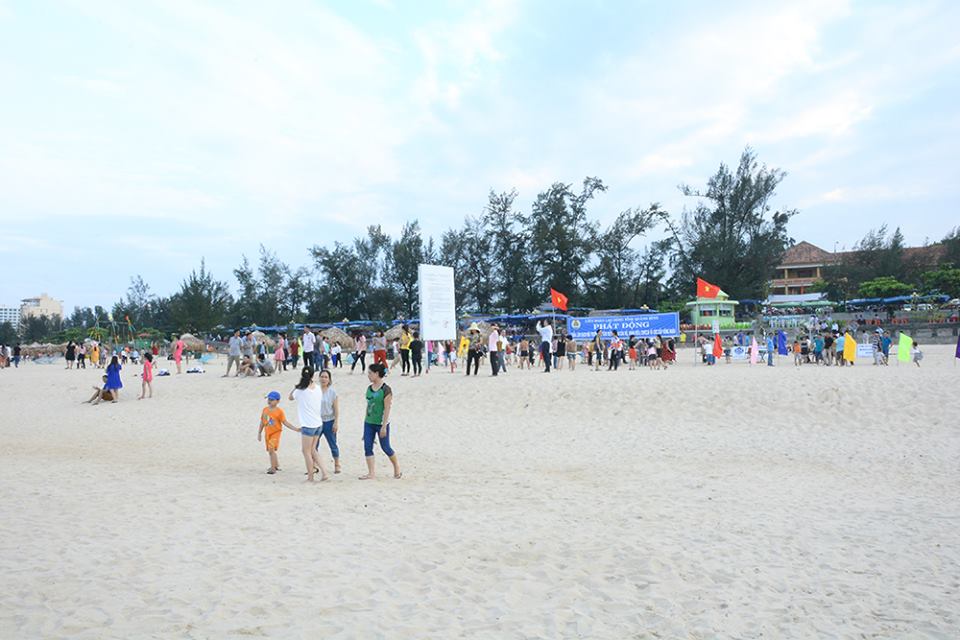 Phát động tuần lễ tắm biển tại bãi biển Nhật Lệ, Quảng Bình