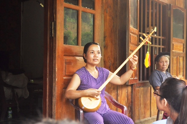 Chị Trương Thị Dong, thành viên câu lạc bộ Hát then thôn Cốc Tộc, xã Nam Mẫu trò truyện về nghệ thuật hát then Tày