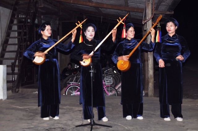 Buổi biểu diễn hát, múa then của câu lạc bộ Hát then vùng hồ Ba Bể thôn Nà Ngộm, xã Chu Hương