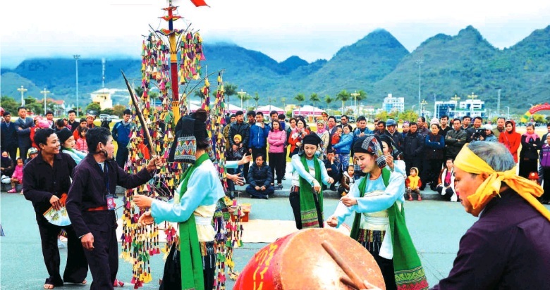 Trình diễn lễ hội truyền thống của dân tộc Thái tỉnh Thanh Hóa