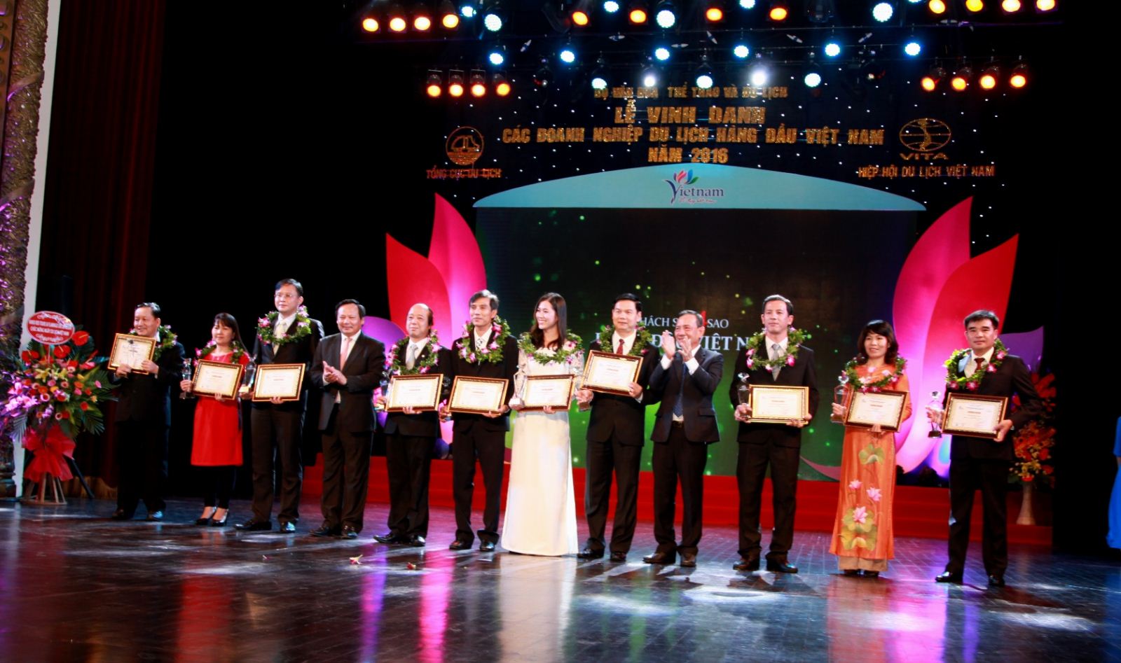 Tổng cục trưởng TCDL Nguyễn Văn Tuấn và Chủ tịch HHDL Việt Nam Nguyễn Hữu Thọ trao giải cho “Khách sạn 4 sao hàng đầu Việt Nam năm 2016” 